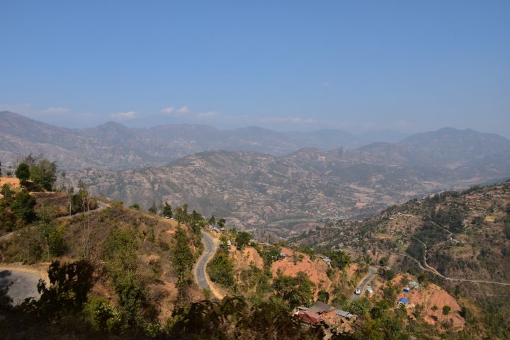 Der Tribhuwan Highway schraubt sich in die Höhe