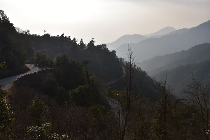 Der Highway schlängelt sich durch das Mahabharat Gebirge