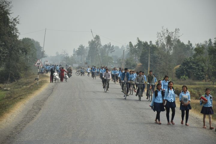 Schulkinder in Uniform auf dem Nachhauseweg von der Schule