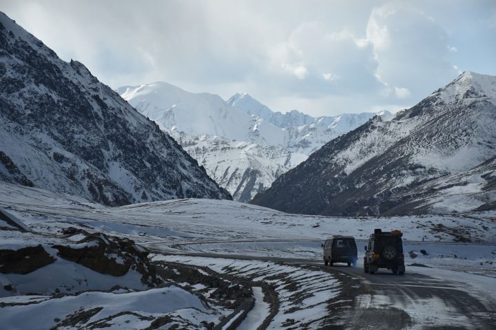 Schnee und Eis auf der Fahrbahn