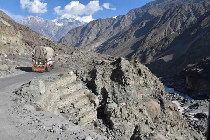 Lastwagen vor uns auf der Skardu Road