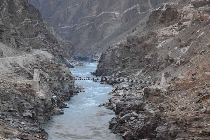 Hängebrücke über den Indus in der Nähe von Shengus