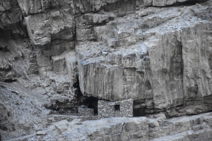 Steinhaus in einen Felsüberhang gebaut