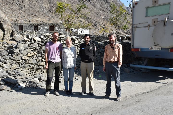 Gruppenfoto mit Brecht, Mia, Security Guard und Thomas