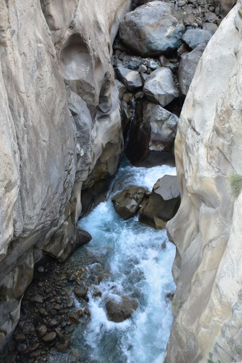 Der Tormik, ein Seitenfluss des Indus, zwängt sich kurz vor der Mündung durch eine Schlucht