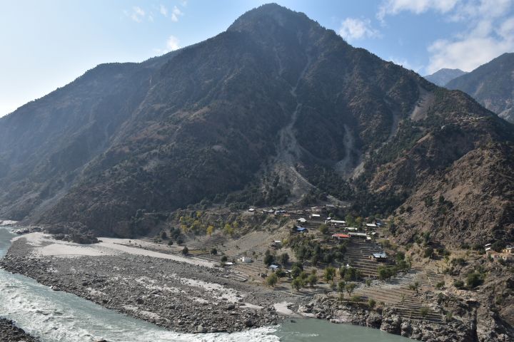 Terrassiertes Dorf Gayal im Indus Tal