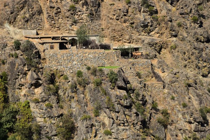 Terrassenhaus in der Nähe von Dasu in Kohistan