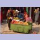 Fliegender Früchtehändler mit Kundschaft in Thakot in der Khyber Pakhtunkhwa Provinz