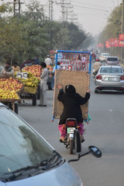 Betttransport auf dem Motorrad