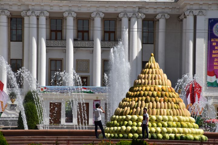 Vergängliches Melonendenkmal in Dushanbe