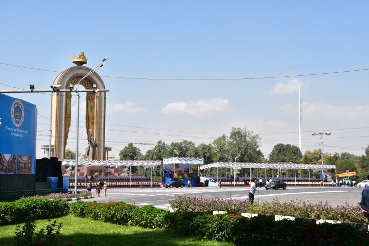 Für den bevorstehenden Nationalfeiertag sind beim Somoni Denkmal Tribünen aufgebaut...