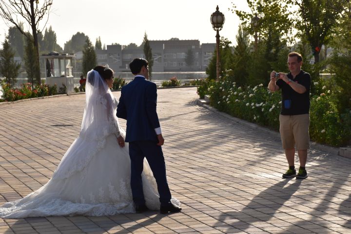 Saul fotografiert ein Hochzeitspaar