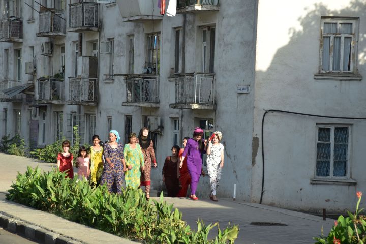 Frauen und Mädchen in farbigen Kleidern unterwegs in Dushanbe