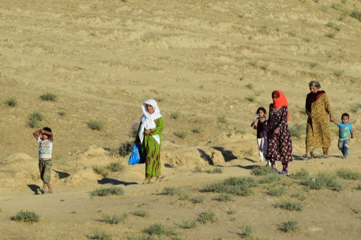 Frauen und Kinder unterwegs