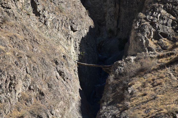 Wacklige Fussbrücke auf der afghanischen Seite entlang des Panj