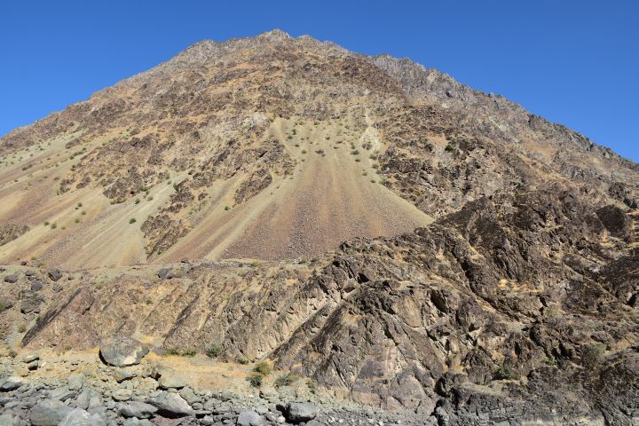 Berg im Panj Tal zwischen Shuroabad und Kalaikhum