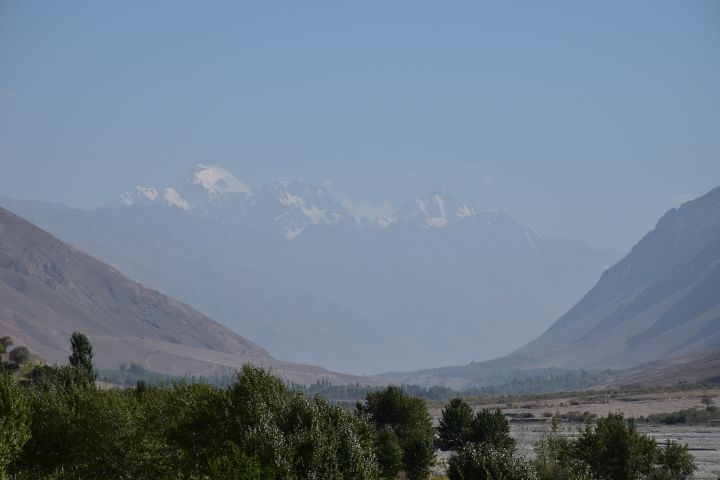 Eisgepanzerte Berge am Ende des Vanch Tales