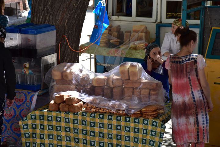 Brot wird vor dem Basar verkauft