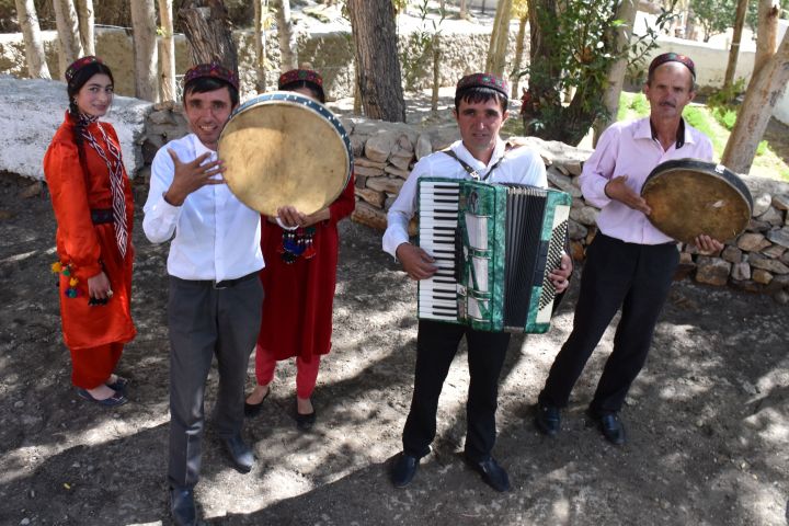 Hochzeitsempfangskomitee mit Musikinstrumenten in Zugvand kurz vor Zong