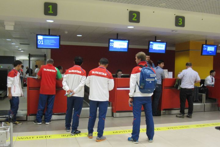 Passend: Fussballfan Saul und die Tadschikische Nationalmannschaft beim Check-in