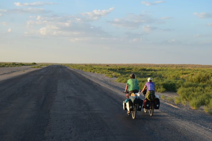 Sabine & Sämy mit dem Fahrrad unterwegs nach Turkmenabat
