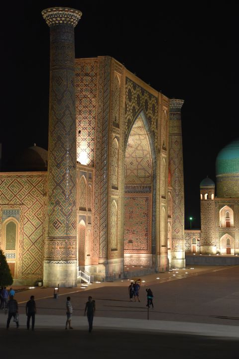 Ulug Beg Medrese am Abend