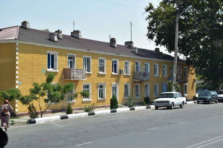 Fast schon mediterrane Häuserzeile in Danghara bei Kokand