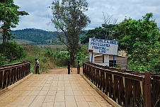 Der angolanische Zollposten erwartet uns schon ennet der Grenzbrücke