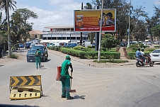 Auch in Luanda gibt’s Strassenwischer