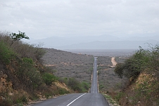 Auf dem Weg nach Huambo führt erst mal noch eine gute Strasse durch die Landschaft