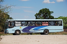 Ein Bus unterwegs zwischen Xangongo und Humbe