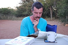 Thomas beim Kartenstudium: Wo durch geht’s in die Kalahari?