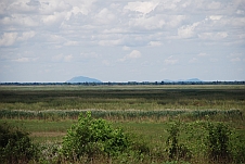 Die Tsodilo Hills in 50km Entfernung auf der anderen Seite des Okavango