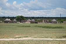 Behausungen in der Nähe der Mohembo-Fähre