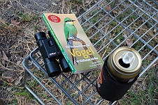 Unsere liebsten Feierabendutensilien: Feldstecher, Vogelbestimmungsbuch und ein Bier