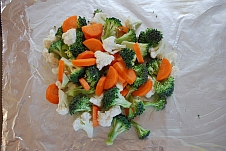 Blumenkohl, Broccoli und Karotten: Nur noch einpacken und ab auf den Grill
