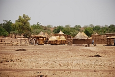 Gehöft mit den typischen Speichern zwischen Ouahigouya und Ouagadougou