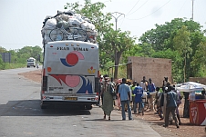 Ghanaischer Bus (“Fear Women“...) bei einer Zahlstelle