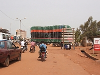 Schwerverkehr in Burkina Faso (Hochbeladener Lastwagen)