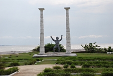 Denkmal zur Befreiung der Sklaven (Libreville) an der Meerpromenade