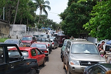Das grösste Verkehrschaos treffen wir vor einer Schule im Botschaftsviertel an