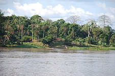 Das Gelände des Spitals vom anderen Ogooué-Ufer aus gesehen