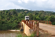 Obelix auf der Brücke über den Ogooué-Fluss