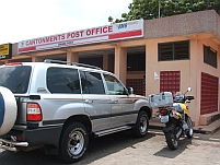 Asterix vor dem Cantonments Post Office in Accra
