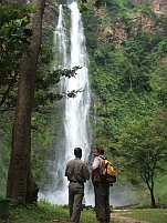 Thomas und der Guide Francis am Wli Wasserfall