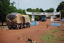 Torbogen über die Strasse mit: willkommen in Ghana