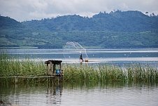 Fischer beim Netz auswerfen auf dem Lake Bosumtwi 