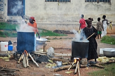 Frauen beim Maiskolben kochen am Strassenrand in der Nähe von Bekwai