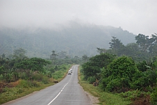 Wolken verhangener Hügel unterwegs zwischen Obuasi und Dunkwa