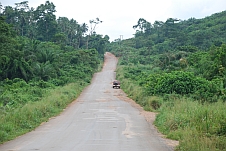 Schlechte Strasse zwischen Ayenfuri und Tarkwa bei Bogoso